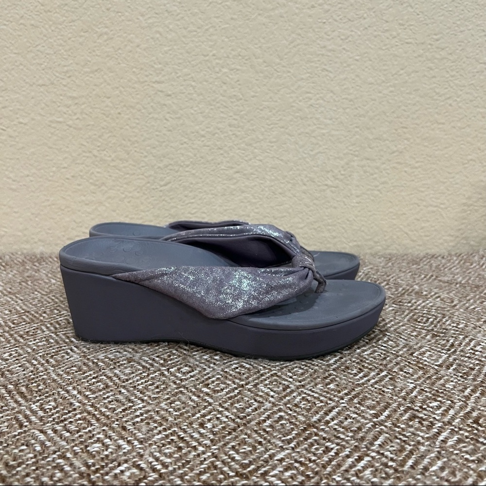 Vionic Arabella Womens Size 7 Sandals Purple Leather Thong Platform Wedge